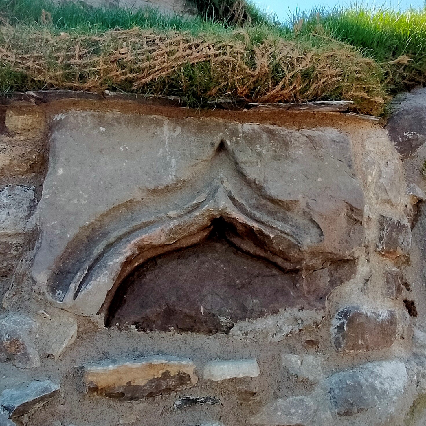 Carved niche piece showing mason's mark